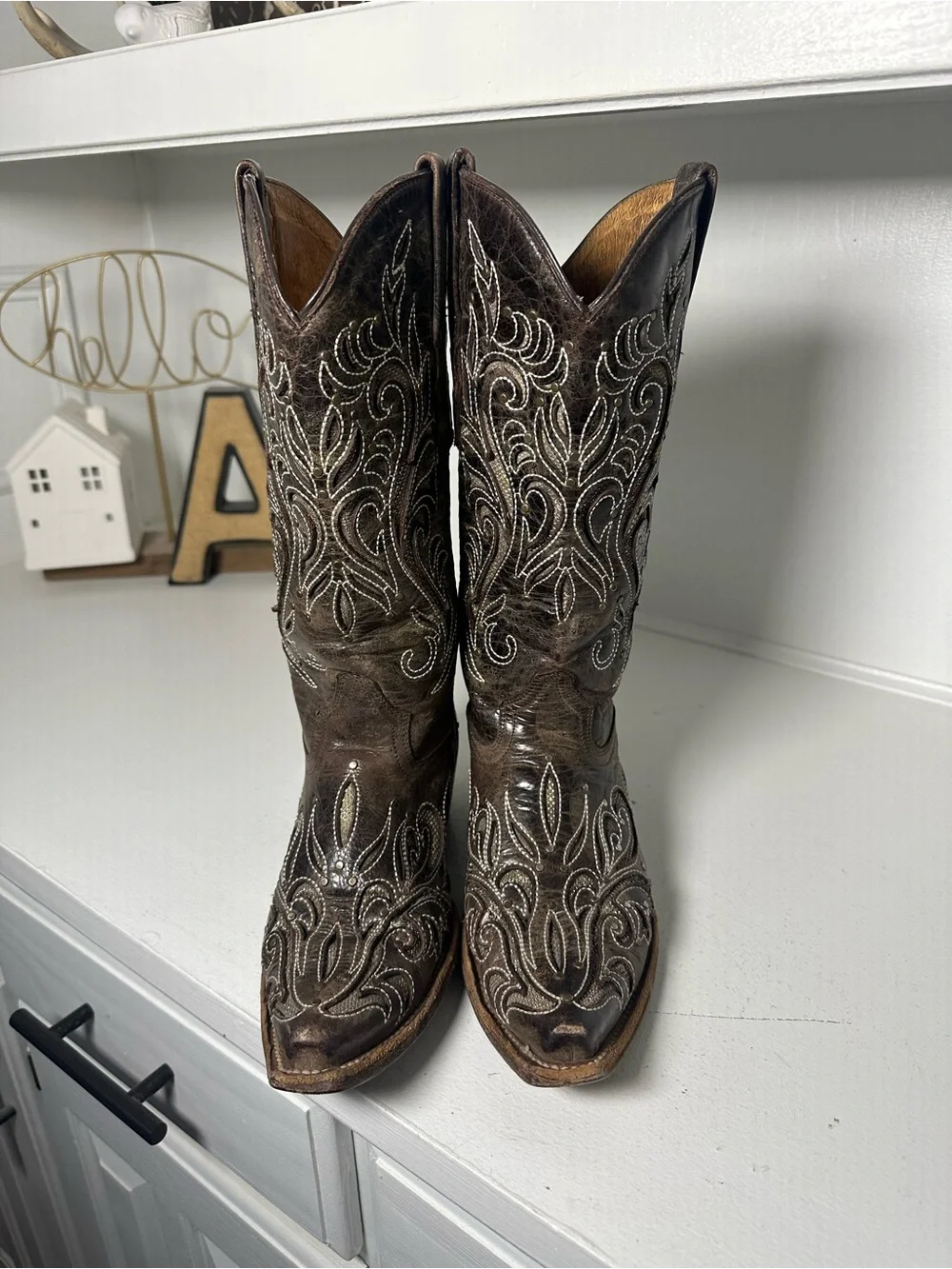**SOLD**Corral Style Women’s 7.5 Brown Embroidered Cowboy Boots Distressed - Picture 2 of 9
